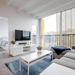 Apartment Modern, Bright & 1-bed Downtown Close To Rogers Arena, Vancouver